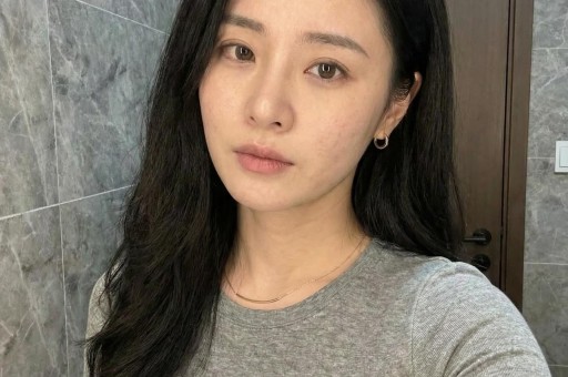 他被谢霆锋打成重伤发妻6次流产后离婚如今街头靠卖卤肉谋生